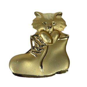 Brushed gold-tone cat in boot/puss n' boots brooch/pin.